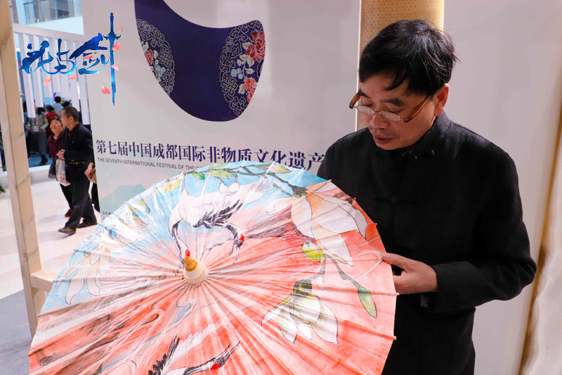 一伞一生缘开缘合，花与剑携非遗油纸伞亮相第七届成都国际非遗节