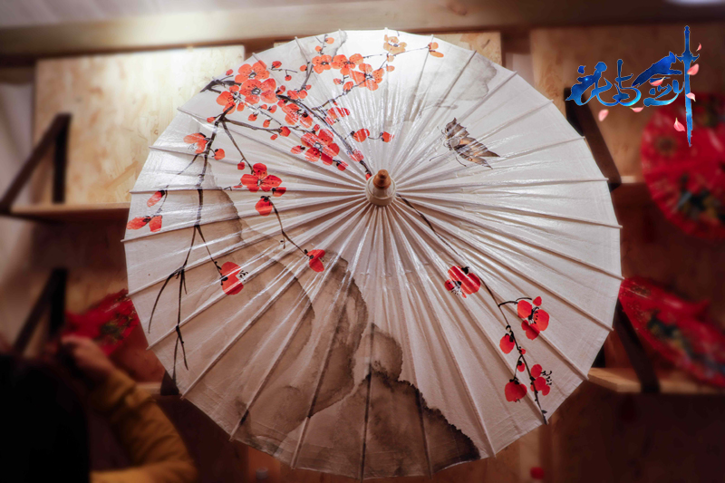 一伞一生缘开缘合，花与剑携非遗油纸伞亮相第七届成都国际非遗节