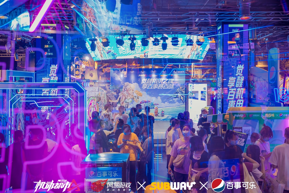 夏日鲜爽，限定联动！机动都市阿尔法x百事x赛百味快闪广州